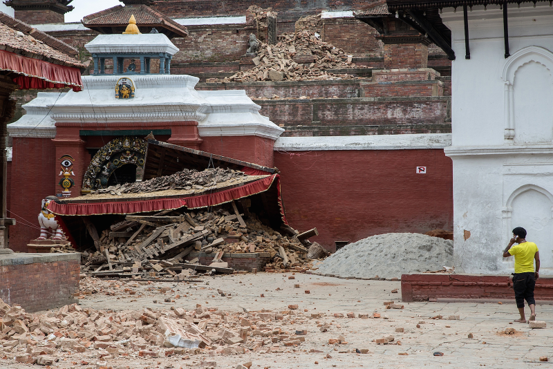Illustration for article titled Photos from the devastating 7.8 magnitude earthquake in Nepal
